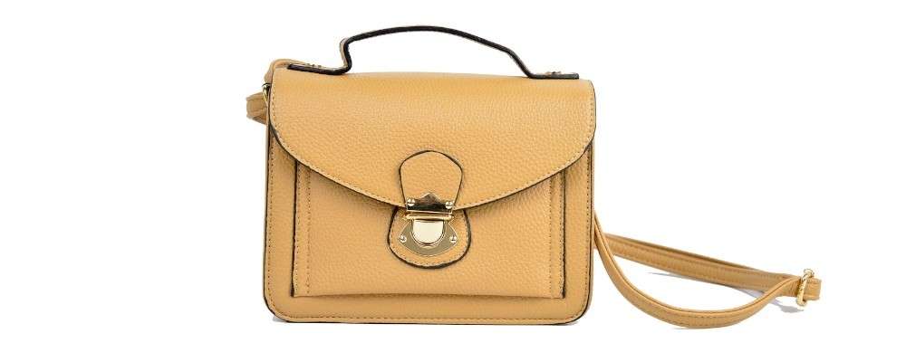 ベージュの鞄の画像