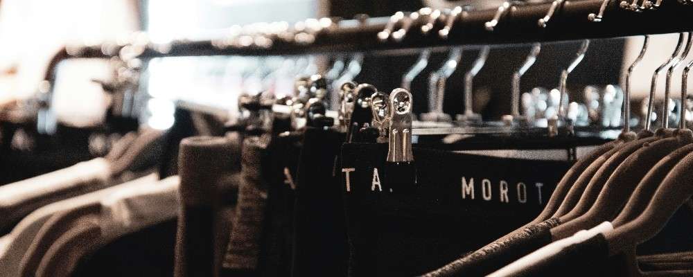 シックな衣服がハンガーにかけられた画像