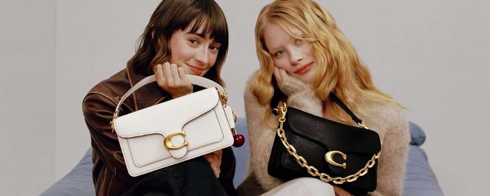 コーチの鞄を持つ２人の女性の画像