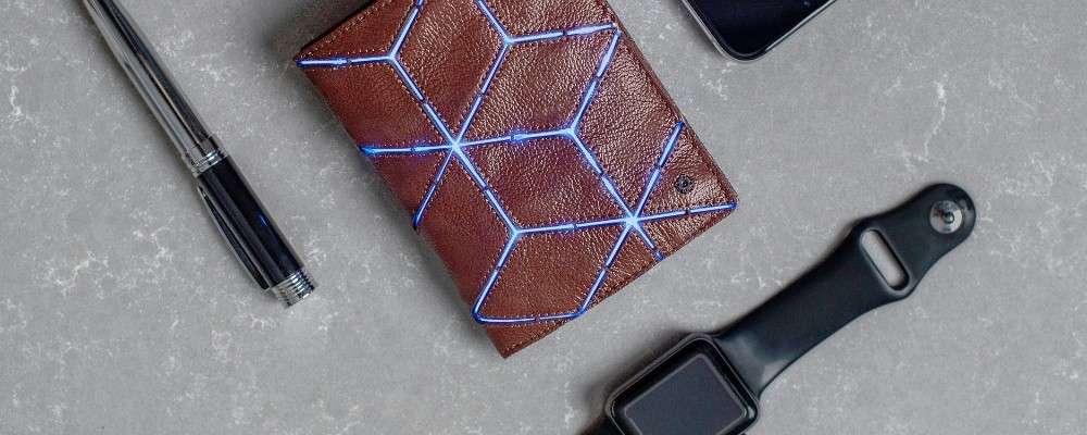 財布・時計がテーブルに置かれた画像