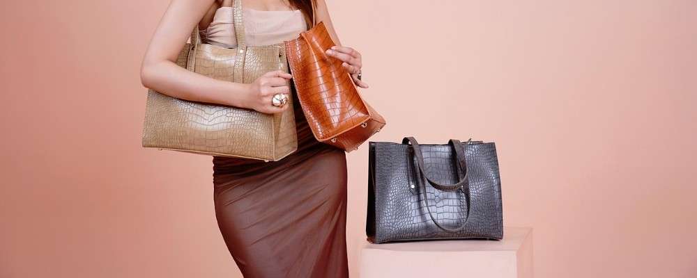 鞄を持つ女性の画像