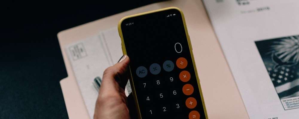黒のAndroidスマートフォンの画像