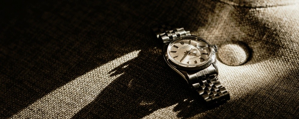 テーブルの上の時計の画像