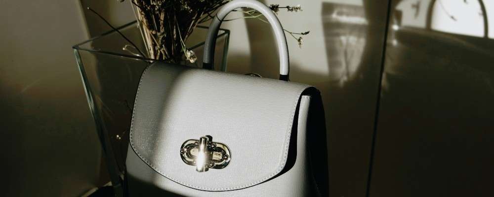 グレーの革のハンドバッグの画像