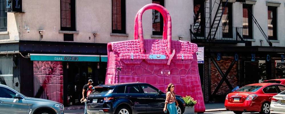 道端に置かれた大きなピンクのバッグの画像