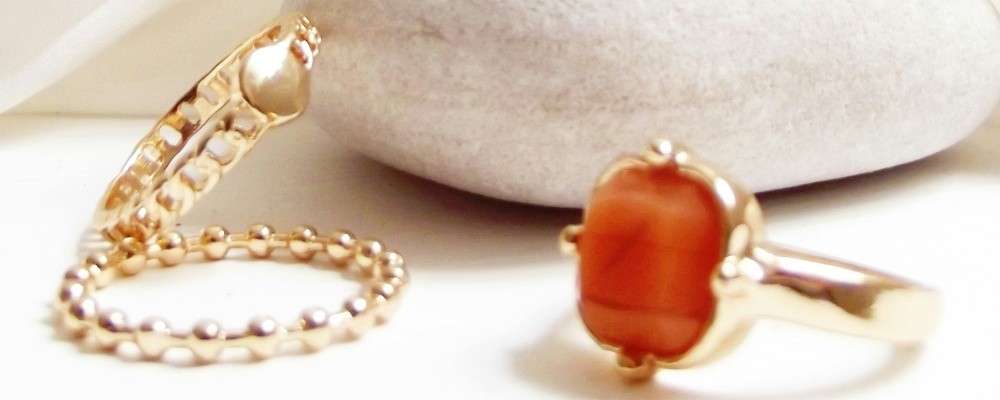 ゴールド&レッドビーズのジュエリーの画像