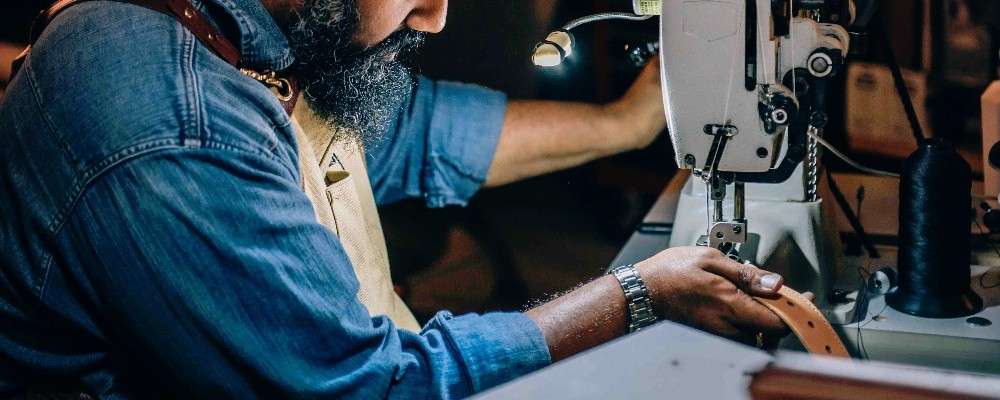 茶帯を縫う男性の画像