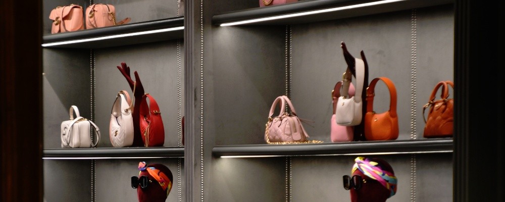 陳列された鞄の画像