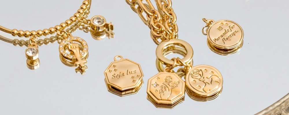 ジュエリーが銀のトレイに飾られている画像