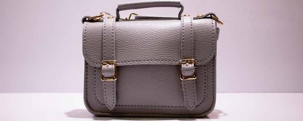 グレーの革のハンドバッグ画像