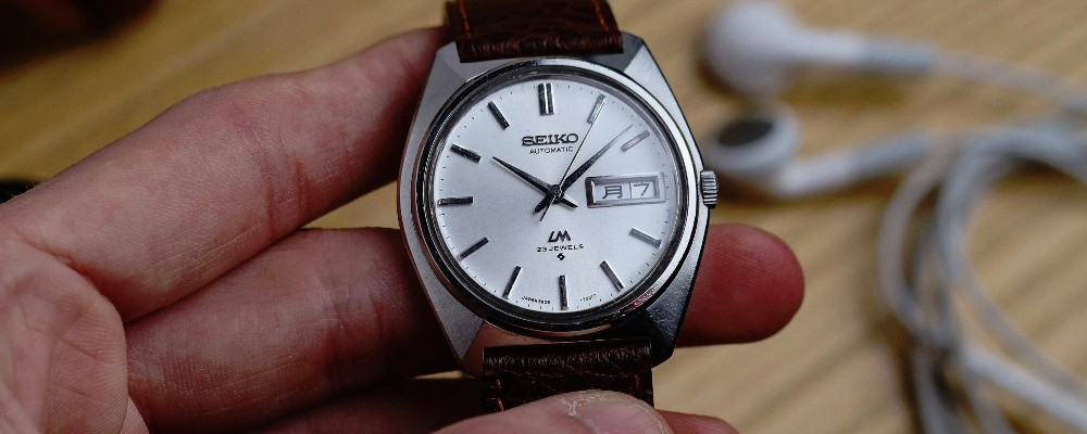 腕時計を持つ画像