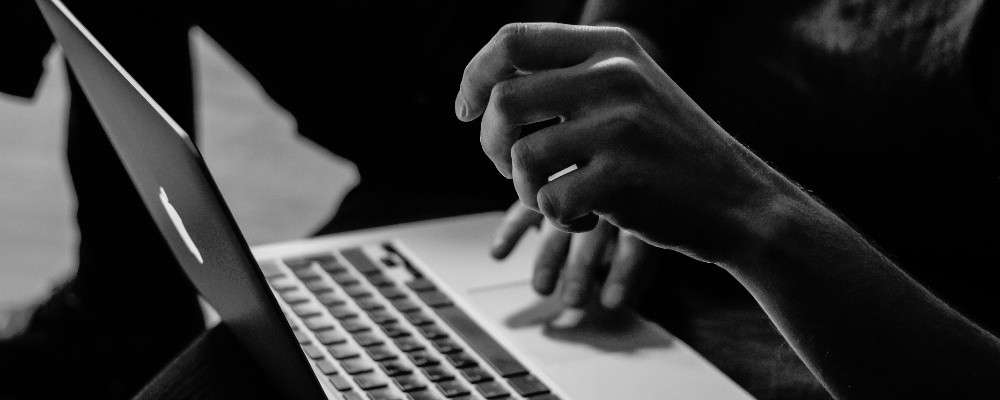 ネットサーフィンをする画像