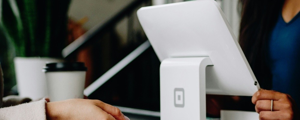 会計している画像