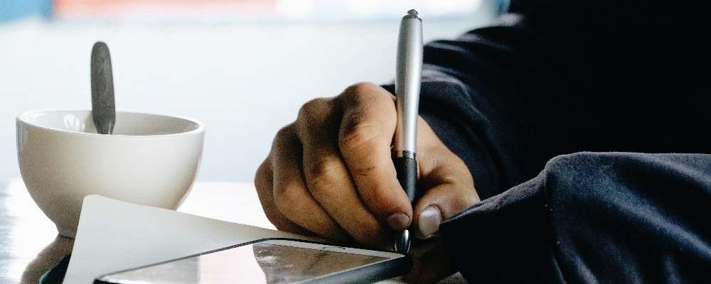 ペンを持つ男性の画像