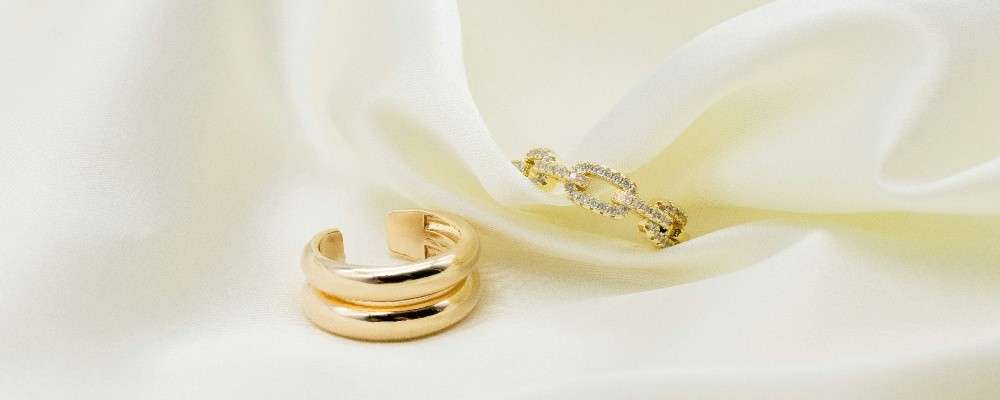 白い布の上に置かれた指輪の画像