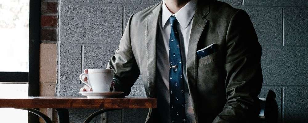 スーツを着る男性の画像