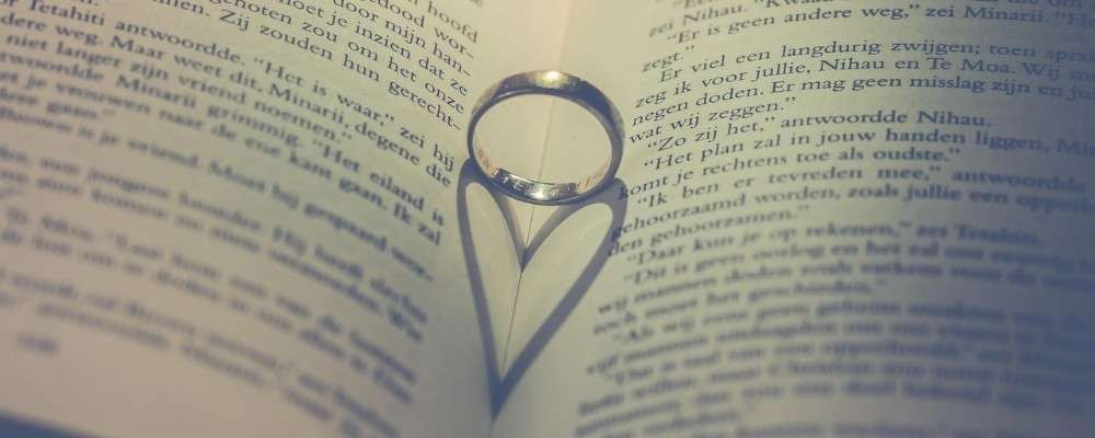 小説と指輪の画像