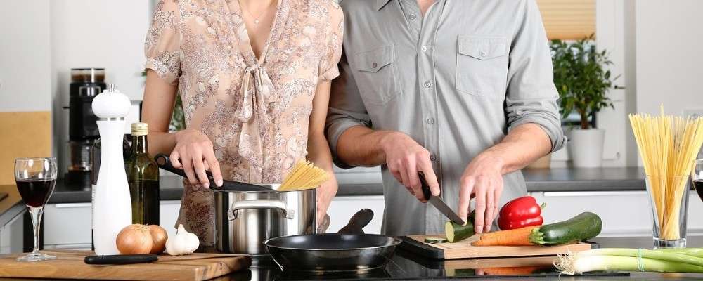 料理をする男女の画像