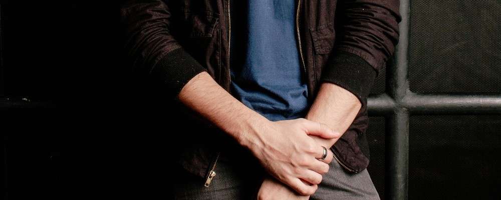 手を組む男性の画像