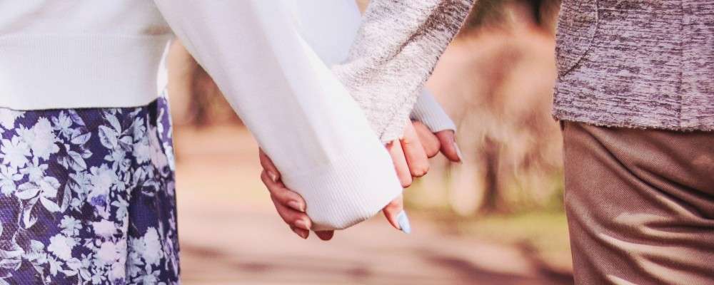 手をつなぐ男女の画像