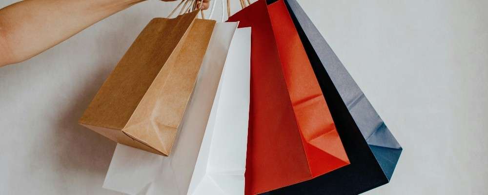 ４つのショッピング袋を持つ画像