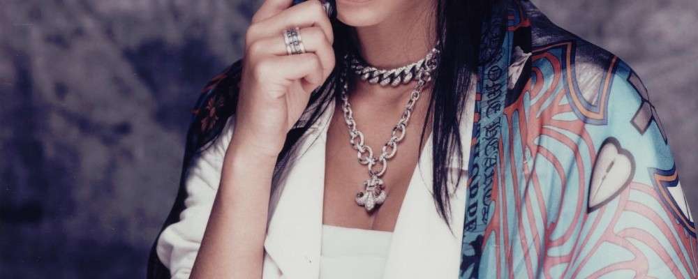 クロムハーツリング、ネックレス着用女性の画像