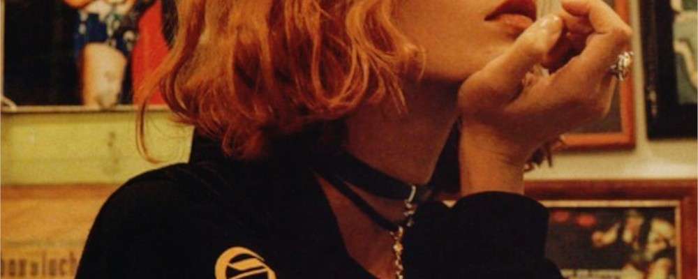 クロムハーツパーカー、リング着用女性の画像