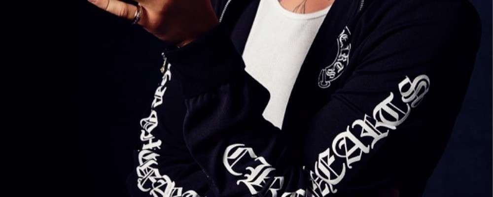 クロムハーツフーディ着用男性の画像