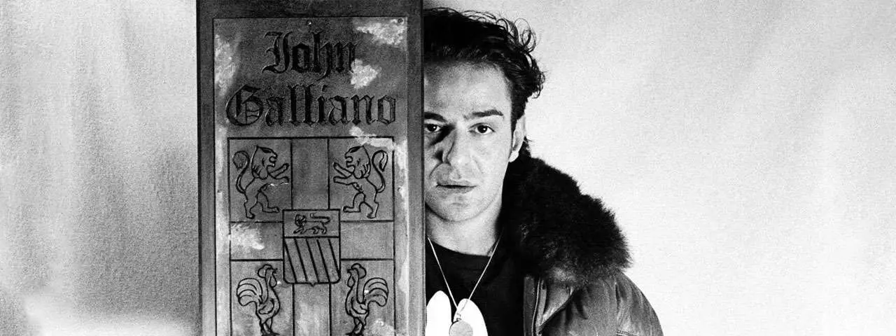 E*e様 美品✨️ John Galliano ジョンガリアーノ 変形 ジャケッ ファッションドキュメンタリー『ジョン・ガリアーノ 世界一愚かな天才