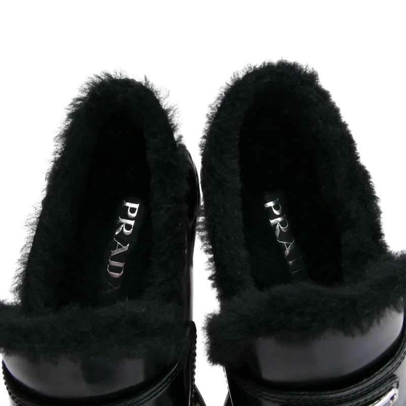 プラダ 8830 ブレッシュドレザー 三角プレート チョコレート ファー ローファー シューズ 買取実績 画像