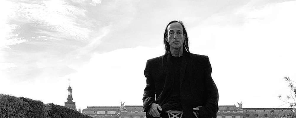 リックオウエンスがブラックの衣装を着用している画像