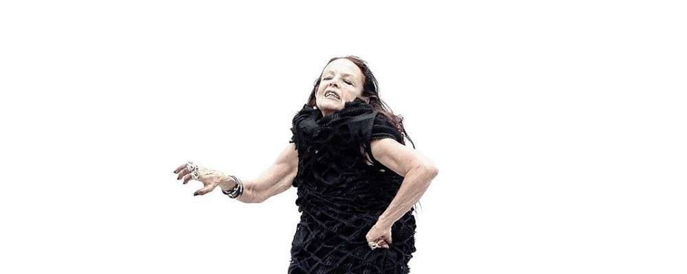 ミシェル・ラミーがブラックの衣装を着用している画像