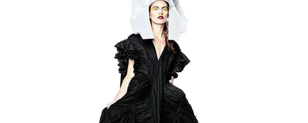 ドレープの入ったドレスを着用するリックオウエンスモデル画像