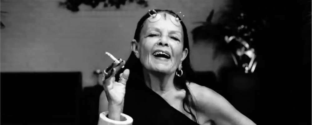 たばこを吸うミシェル・ラミーの画像