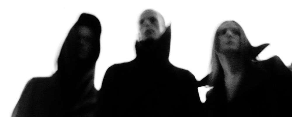 リックオウエンス ブラック衣装を着用した3人のモデル画像