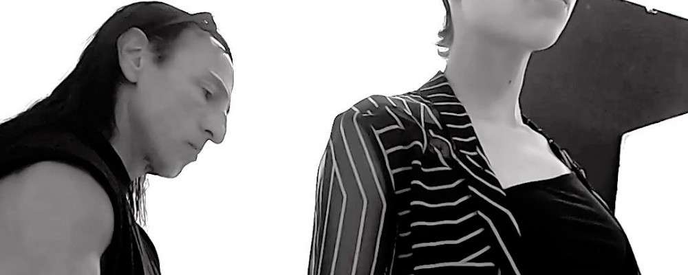 リックオウエンスがウィメンズモデルの衣装をチェックしている画像