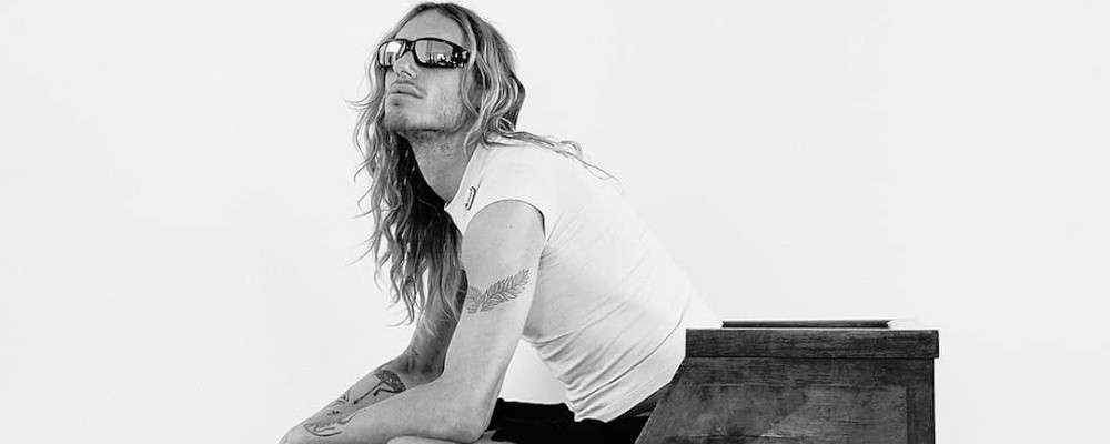 リックオウエンス サングラスをかけたメンズモデル画像