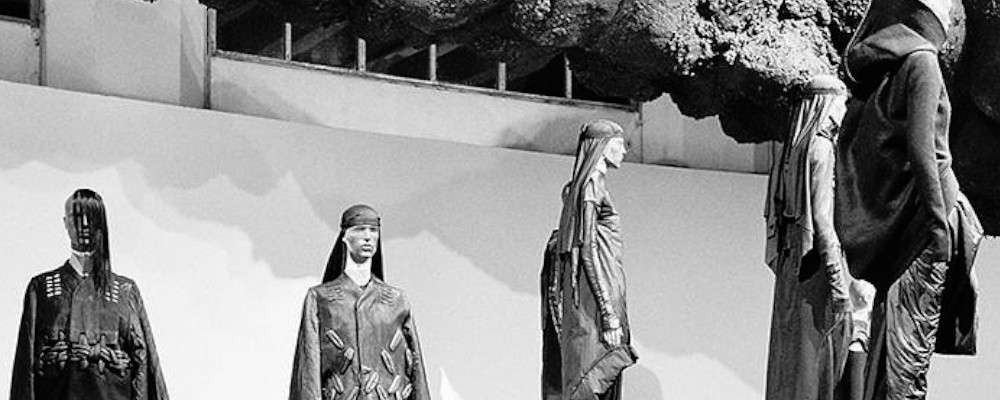 リックオウエンスのパリコレ衣装マネキン画像