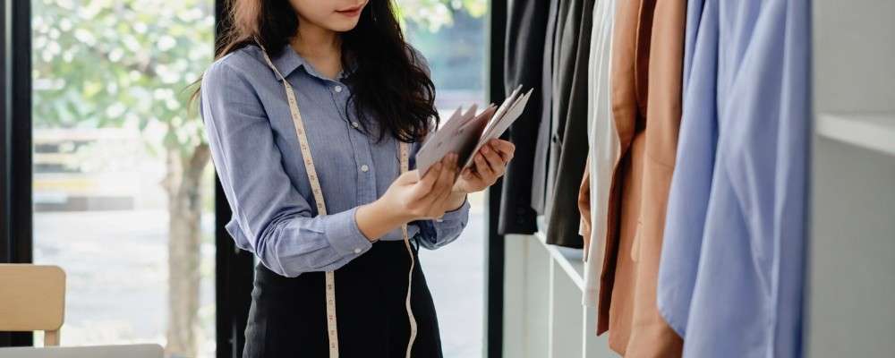 服屋の店員が資料を眺める