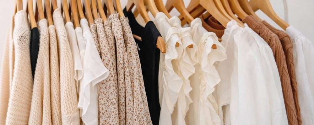 シンプルでエレガントな洋服ラック