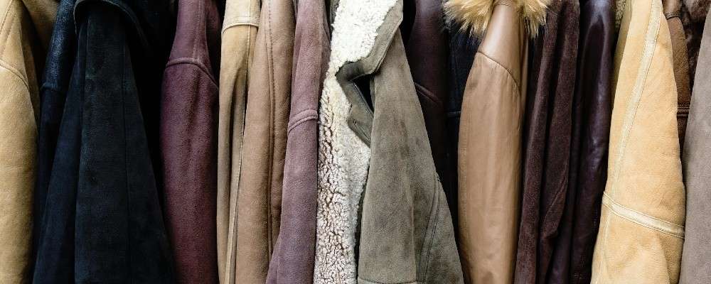 ぶら下がる様々な革ジャケットのコレクション