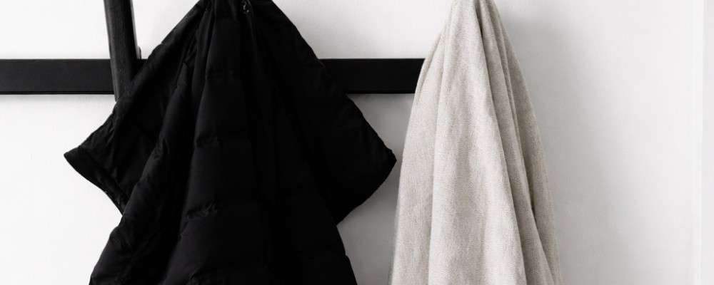 ダウンとコートがかけられている