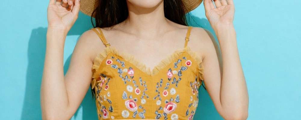 オレンジのワンピースを着た女性