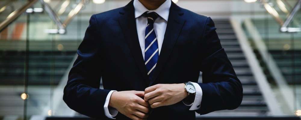 スーツを着て腕時計をした男性