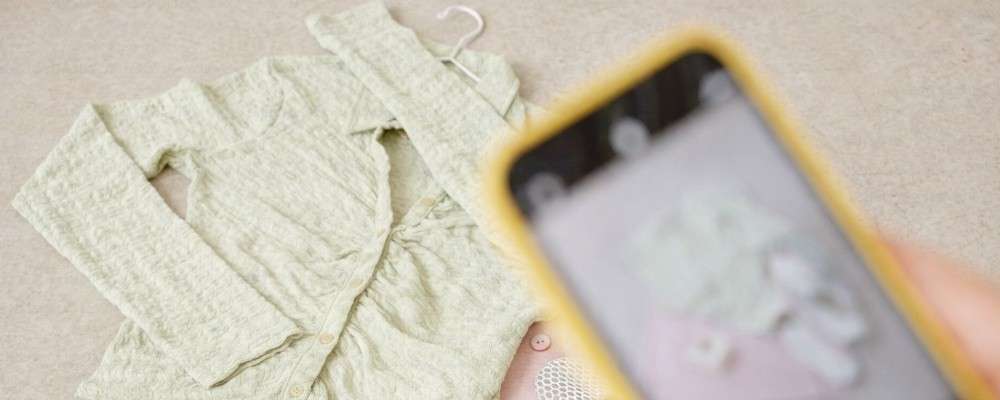 シャツをスマホで撮影する