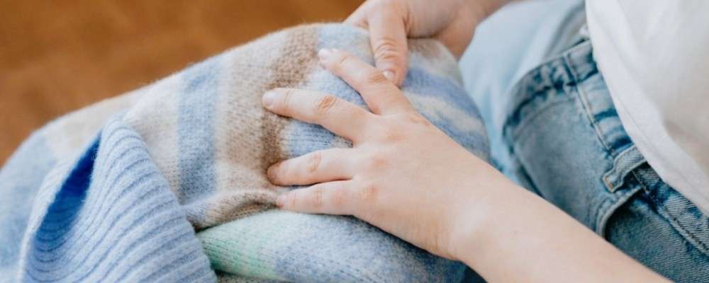 ニットの毛玉を確認する