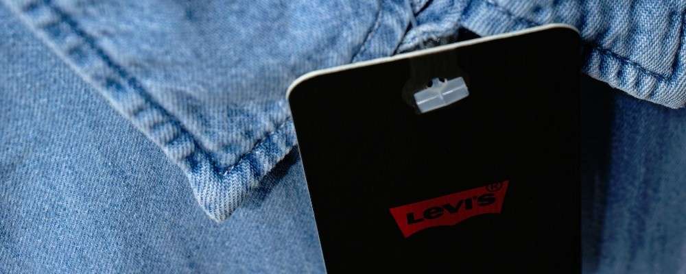 タグのついたブルージーンズのジャケット