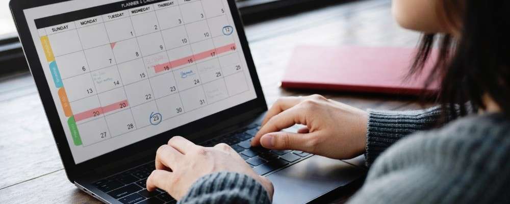 PCでスケジュールを確認する女性