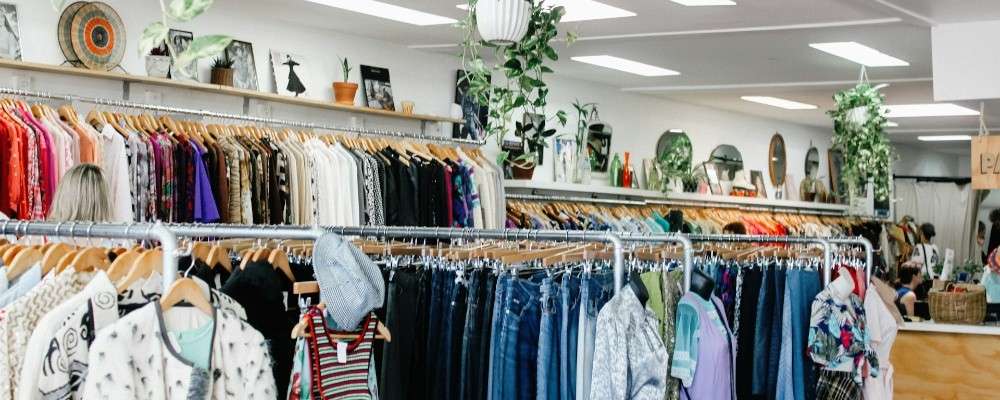 デパート内で色とりどりの服が飾られている画像