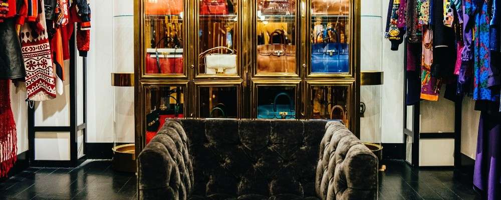 ブランド服や鞄が飾られた部屋の画像